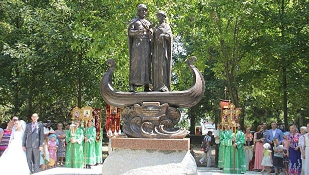 Святые защитники семьи: в Симферополе отрыли памятник Петру и Февронии
