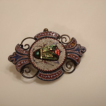 «Виноград», «Ежевика» и гарнитур-инсектарий: Главархив показал ювелирные изделия из фондов