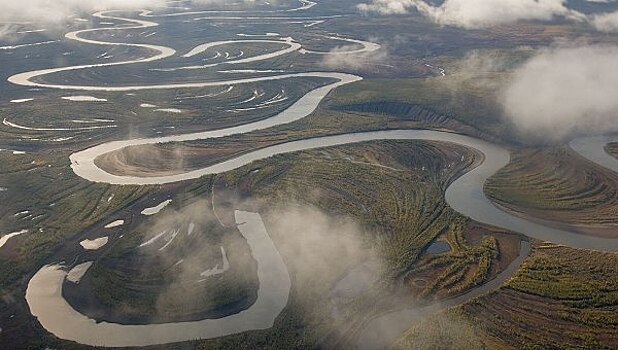 Из-за низких уровней воды на реке Яна в Якутии образовалось скопление ожидающих разгрузки судов