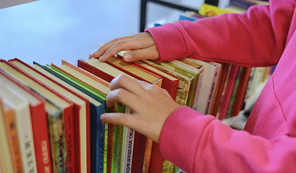 Детские писатели рассказали о своих книгах в ролике, подготовленном библиотекой им. Ахматовой
