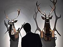 Арт-объект с пакетом