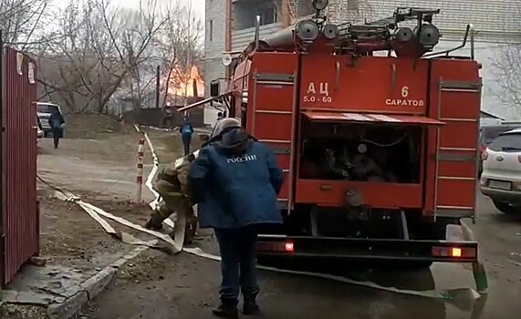 В Заводском районе Саратова горит расселенный дом