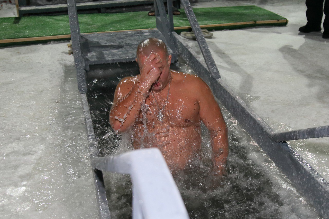 Более 200 калужан окунулись в прорубь на Яченском водохранилище