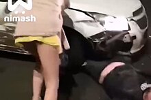 Россиянка переехала на машине мужа, протаранила чужое авто и попала на видео
