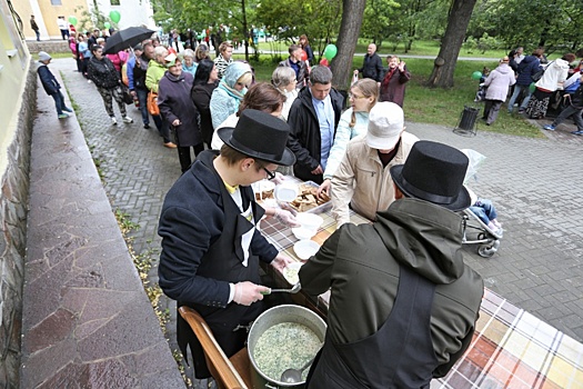 Под дождём можно есть вечно: фестиваль окрошки прошёл в Челябинске