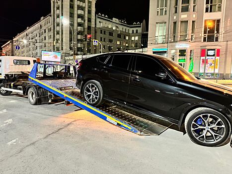 В Новосибирске в ходе ночного рейда эвакуировали BMW X6 и еще три автомобиля