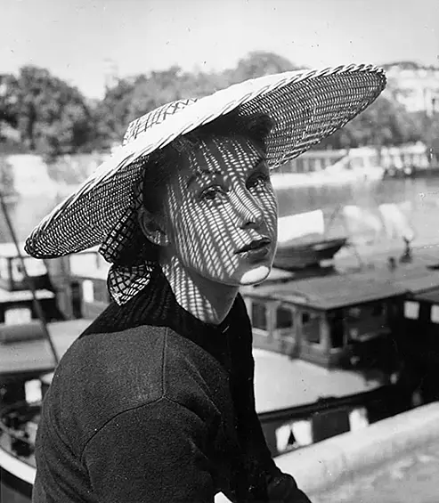 16 августа 1952 года. Парижанка в соломенной шляпе.