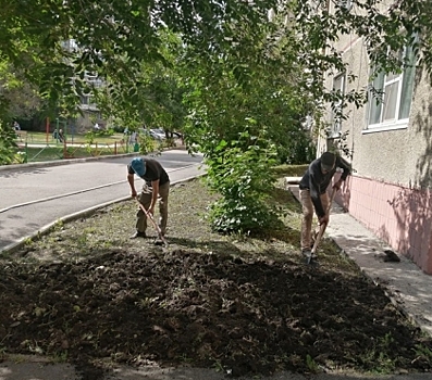 Газон своими руками, новые окна и крючки на двери: как жильцы простой &ldquo;панельки&rdquo; в Челябинске делают свой дом лучше