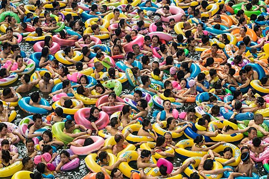 Почему китайцы купаются в одежде и не заплывают далеко