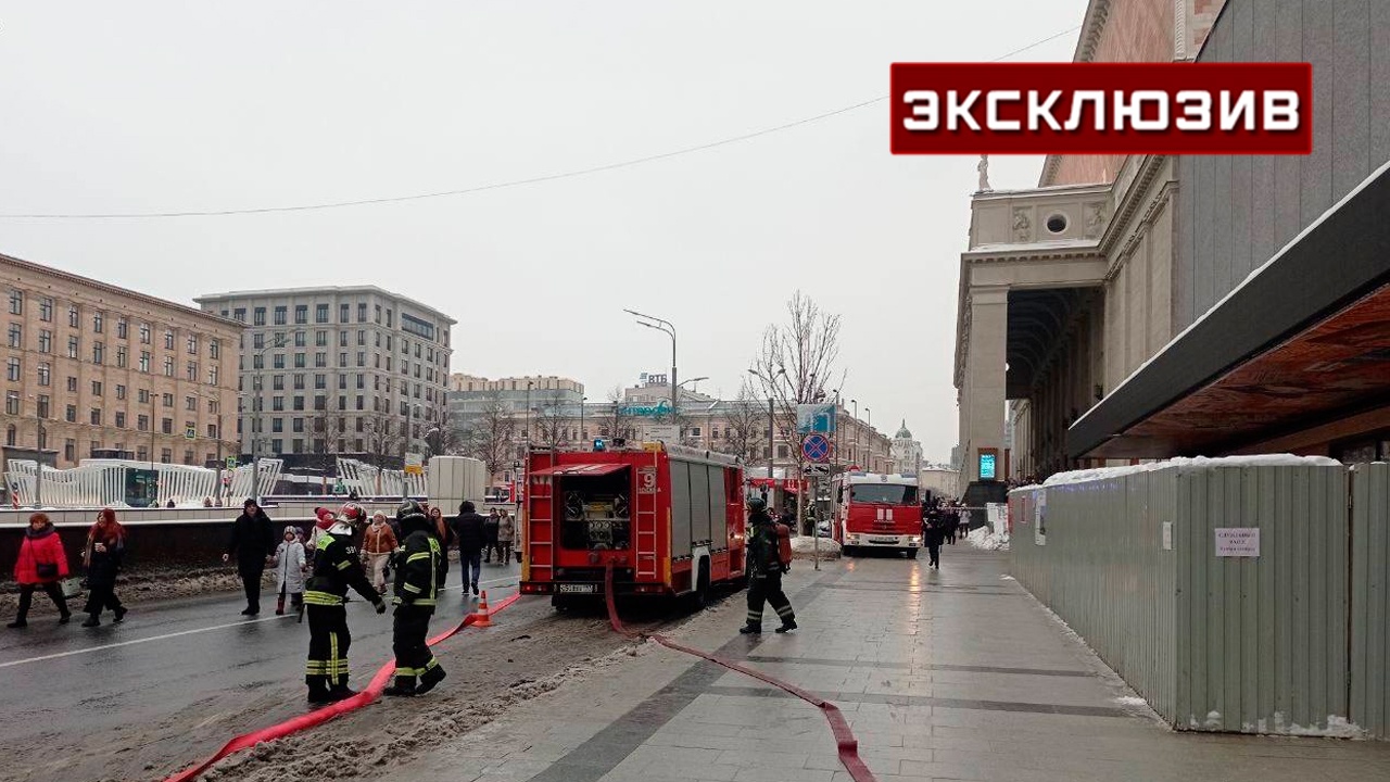 Сбор руководящего состава МЧС ЦАО идет в Москве из-за пожара в Театре сатиры