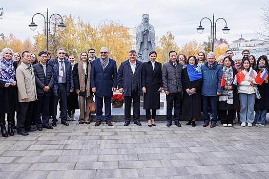 Гости саммита БРИКС из Китая посетили памятник Конфуцию в сквере КФУ