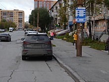 В Екатеринбурге автобусные остановки стали парковками из-за отсутствия обозначающих дорожных знаков