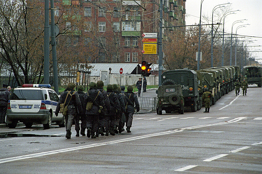 Военнослужащие около Театрального центра на Дубровке в Москве, 26 октября 2002 года
