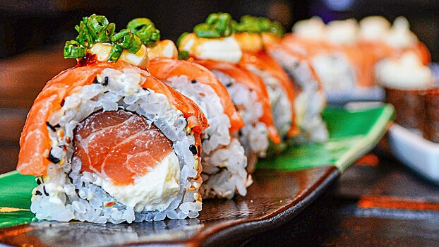 Кулинарный критик объяснил, почему не стоит макать роллы в соус