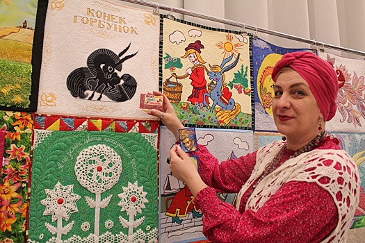 В Тюмени мастерицы обменялись текстильными карточками по сказке "Конек-Горбунок"