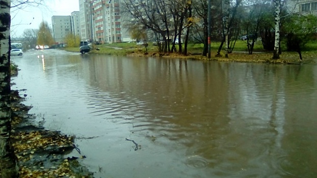 «Появилась новая река»: в Кирове затопило улицу