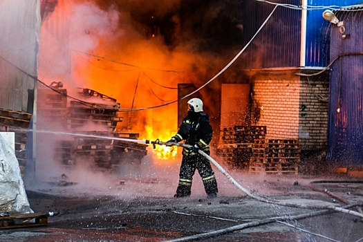 В Суровикино Волгоградской области с разницей в несколько часов сгорели два дома. Погиб мужчина