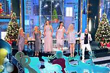 Красавицы-блондинки и парикмахер из Бердска спели «Три белых коня» в новогоднем шоу на Первом канале