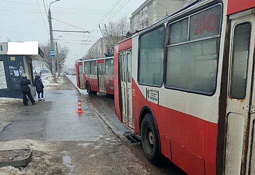 Пешеход в Ижевске попал на остановке под колёса троллейбуса