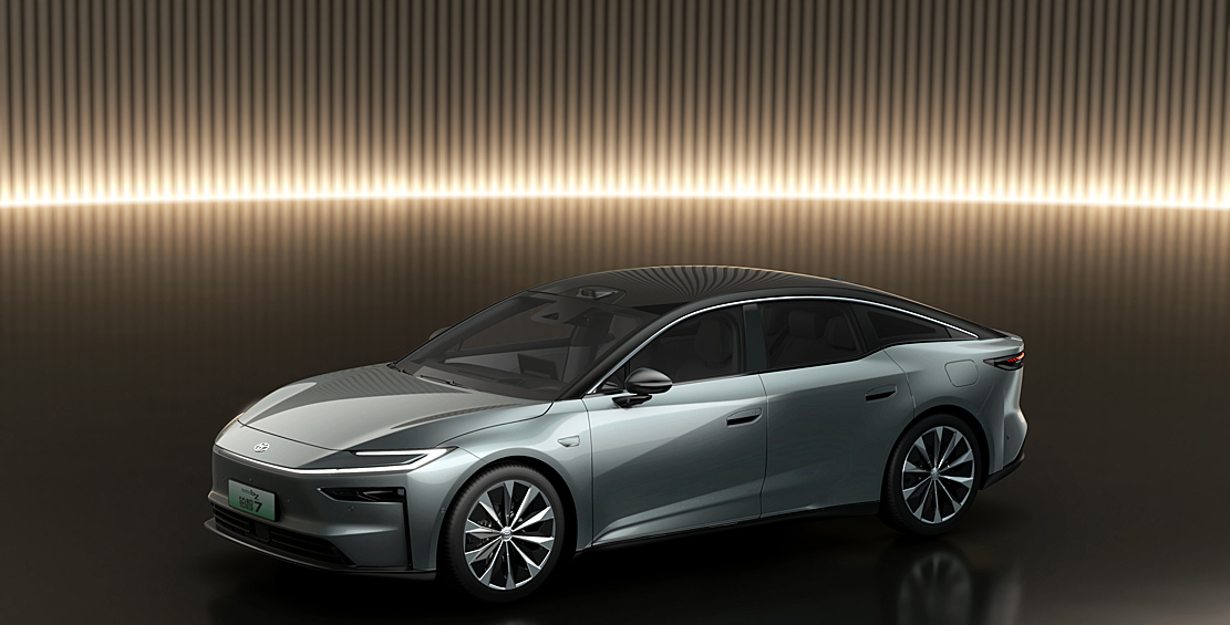 Свой новый электромобиль показала и Toyota, однако её седан bZ7 — модель уже фактически серийная. Ей уготована учесть стать флагманом суббренда bZ на рынке Китая.