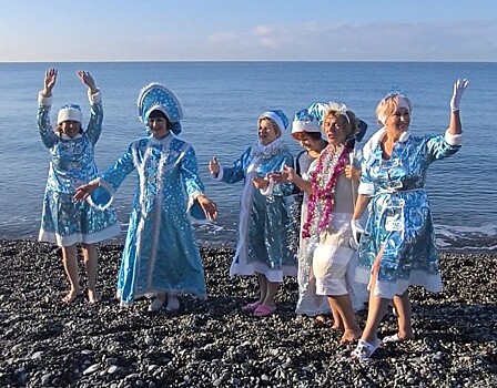 В Сочи прошел новогодний заплыв «моржей» Снегурочек