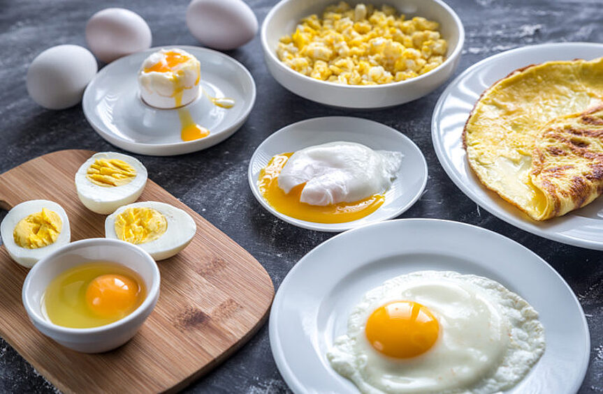 В яйцах содержится белок и полиненасыщенные жиры, которые делают этот продукт универсальным. Включать яйца в рацион рекомендуется всем, кто хочет снизить жировую массу и при этом не хочет терять мышечную.