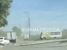 Сильный ветер в Самаре снес фонарный столб