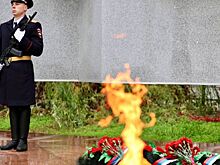 В Ростове возложили цветы к памятнику «Солдатам правопорядка Дона, погибшим при выполнении служебного долга»