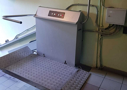 Работу подъемника для маломобильных жителей наладили в доме на улице Академика Семенова