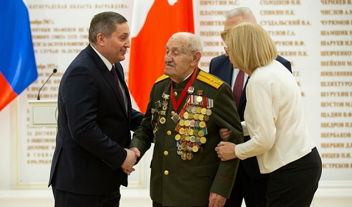 В Волгограде губернатор Бочаров поздравил с 99-летием фронтовика Евгения Рогова