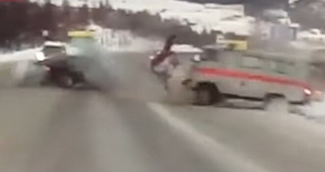 Беременная женщина вылетела из скорой после ДТП. Видео