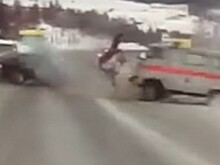 Беременная женщина вылетела из скорой после ДТП. Видео