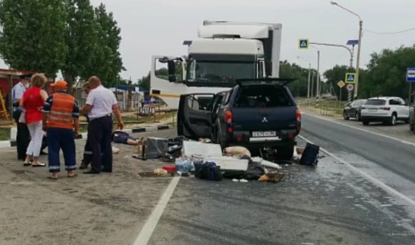 Полицейские выясняют обстоятельства смертельного ДТП под Волгоградом