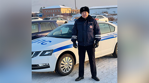В Кызыле сотрудник полиции помог инвалиду-колясочнику добраться домой в зимний холод