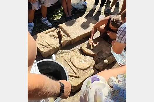 Археологи неожиданно нашли клад под античными плитами в одном из районов Крыма