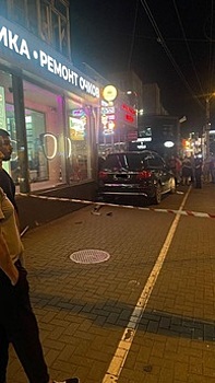 В Калининграде на Черняховского внедорожник выехал на тротуар и сбил пешеходов
