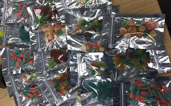 Полиция нашла наркотики в детских конфетах в Британии