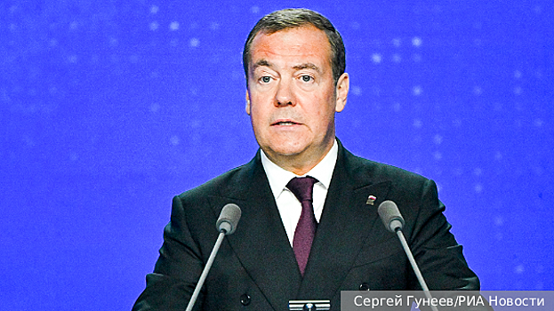 Зампред Совбеза Медведев предложил Киеву дополнить УК Украины статьями за употребление «русской водки» и оливье