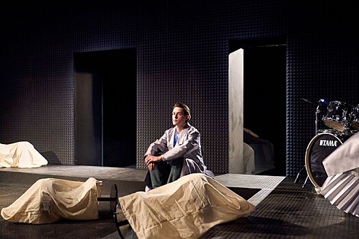 Хиты 1990-х, саунд-драма, юные романтики. Как устроен спектакль «В тишине»