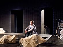 Хиты 1990-х, саунд-драма, юные романтики. Как устроен спектакль «В тишине»