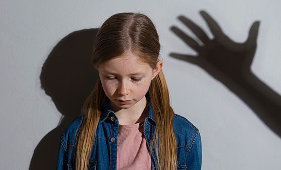 В Новосибирске женщину осудили за истязание дочери