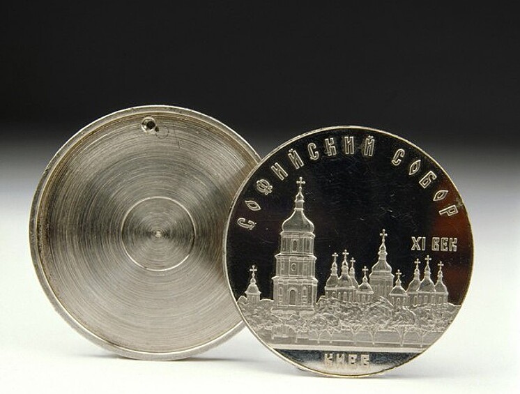 Выпущенная советскими спецслужбами еще в 50-х эта полая изнутри монета вмещала в себя микрофотоснимки и микрофильмы. Открывалась она с помощью иглы, которую нужно было вставить в отверстие на поверхности монеты.