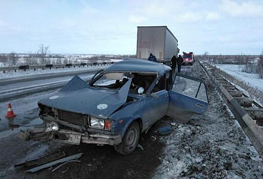 Водитель легковушки умер в больнице после страшного ДТП под Челябинском