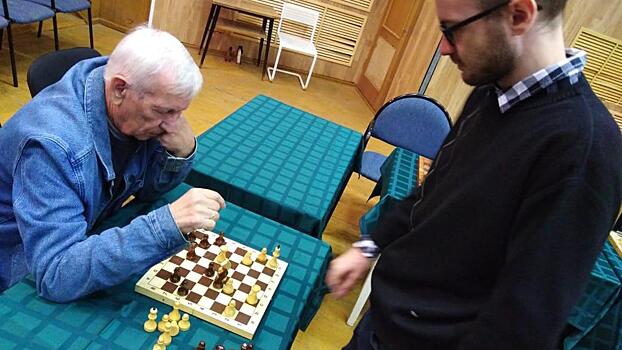 Сеанс одновременной игры в шахматы с международным гроссмейстером прошел в «Изумруде»