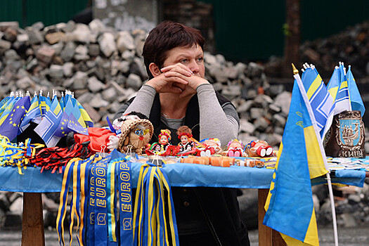Продавец сувениров в центре Киева, май 2014 года