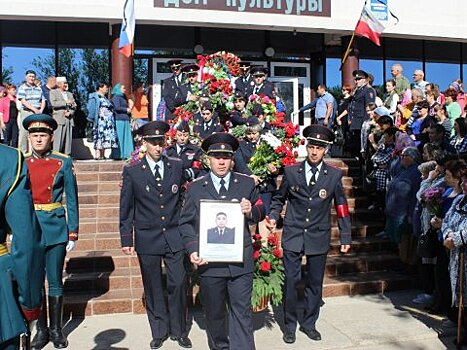 В Чечне прошла церемония открытия памятной доски саратовским полицейским, погибшим при отражении нападения террористов на православный храм