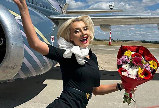 Стюардесса сделала фото у самолета в униформе и взбудоражила иностранцев