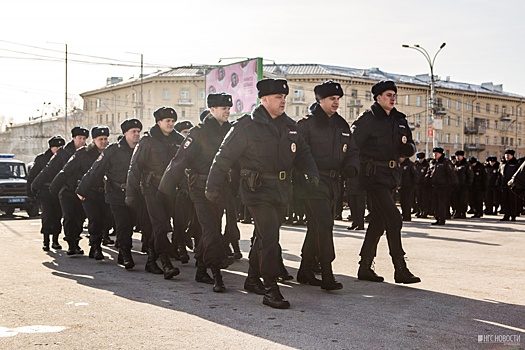 Сотни полицейских выстроились на площади у ГПНТБ