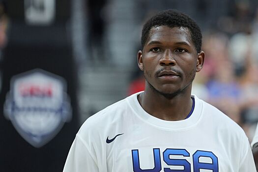 Энтони Эдвардс и Тайрон Лю сыграли в настольный теннис