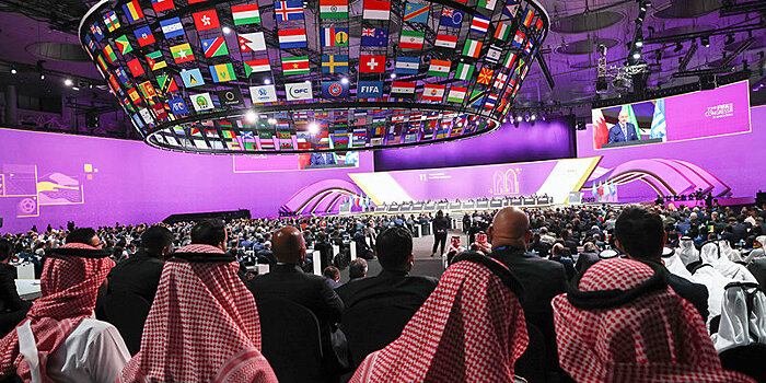 «Плакать смысла нет, радоваться тоже: Россия остается вне международного футбола». С места событий — о конгрессе ФИФА
